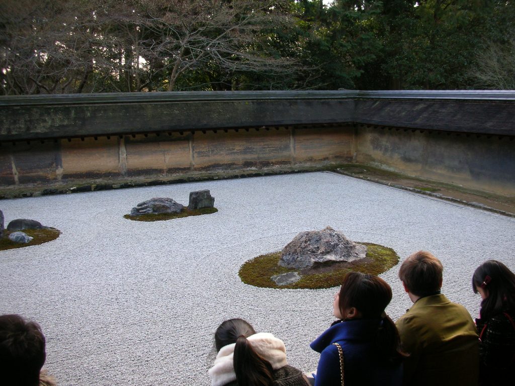 竜安寺へ行く。
