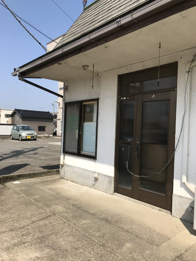 昔、通った居酒屋の前を通る。