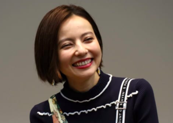 ベッキーが片岡コーチと結婚する。